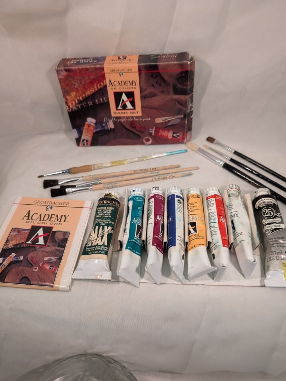 Selection of GRUMBACHER Oil Paints an 7 Brushes